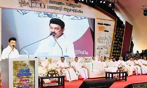 கேரளாவில் நடந்த வைக்கம் சத்யாகிரக நூற்றாண்டு விழாவில் பேசும் தமிழக முதல்வர் மு.க.ஸ்டாலின்