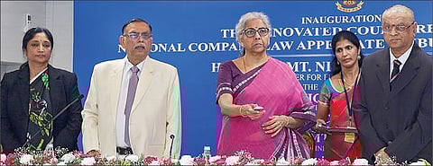 சென்னை, எழிலகத்தில் உள்ள தேசிய கம்பெனி சட்ட மேல்முறையீட்டு தீர்ப்பாயத்தின் புதுப்பிக்கப்பட்ட கட்டிடத்தை மத்திய நிதியமைச்சர் நிர்மலா சீதாராமன் நேற்று திறந்து வைத்தார். உடன் தீர்ப்பாயத்தின் தலைவர் நீதிபதி அசோக் பூஷன், நீதித்துறை உறுப்பினர் வேணுகோபால், தொழில்நுட்ப உறுப்பினர் ஷா மெர்லா ஆகியோர் உள்ளனர். படம்: பு.க.பிரவீன்