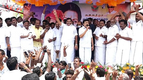 விழுப்புரத்தில் அதிமுக பொதுச் செயலாளர் பழனிசாமி. அருகில் சிவி சண்முகம் எம்பி