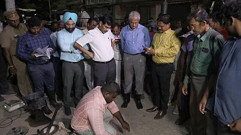 சென்னை மாநகராட்சி சாலைகளின் தரம் குறித்து தலைமை செயலர் இறையன்பு நள்ளிரவில் ஆய்வு