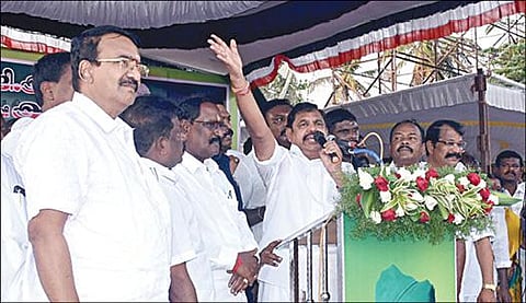 சேலம் திருவாக்கவுண்டனூர் ரவுண்டானா பகுதியில் மாநகர் மாவட்ட அதிமுக சார்பில் நடந்த வரவேற்பு கூட்டத்தில் அதிமுக பொதுச்செயலாளர் பழனிசாமி பேசினார்.