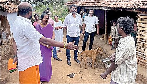 ஈரோடு மாவட்டம் அந்தியூரை அடுத்த ஒன்னகரை கிராமத்தில் 13 குழந்தைகளைப் பெற்ற தந்தையிடம் குடும்பக் கட்டுப்பாடு அறுவை சிகிச்சை மேற்கொள்ள அறிவுறுத்திய மருத்துவக் குழுவினர்.