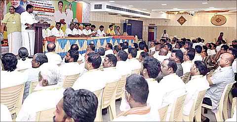 பிரதமர் நரேந்திர மோடியின் சென்னை வருகையையொட்டி, சென்னை, விழுப்புரம் மாவட்ட பாஜக நிர்வாகிகள் கலந்தாய்வு கூட்டம் குரோம்பேட்டையில் நேற்று நடந்தது. இதில் மாநிலத் தலைவர் அண்ணாமலை கலந்து கொண்டு பேசினார். படம்: எம் முத்துகணேஷ்