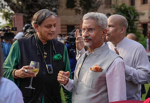 வெளியுறவு அமைச்சர் ஜெய்சங்கர் கோபம் கொள்ளக் கூடாது: சசி தரூர்