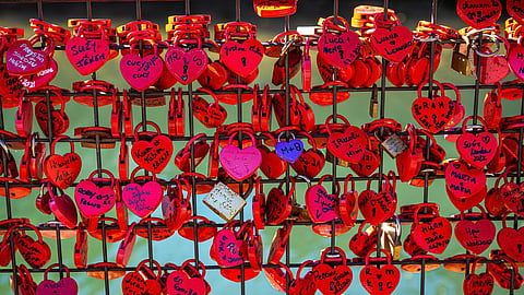 சீனா மக்கள்தொகை சரிவு எதிரொலி: காதலில் ஈடுபட மாணவர்களுக்கு விடுமுறை அளிக்கும் கல்லூரிகள்