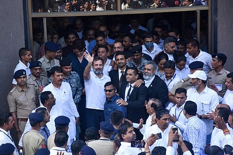 குஜராத்தின் சூரத் நீதிமன்றத்தில் நேற்று ஆஜரான காங்கிரஸ் மூத்த தலைவர் ராகுல் காந்திக்கு ஜாமீன் வழங்கப்பட்டது. பின்னர், நீதிமன்றத்தில் இருந்து வெளியே வந்த ராகுல், தொண்டர்களைப் பார்த்து உற்சாகமாக கையசைத்தார்.படம்: பிடிஐ