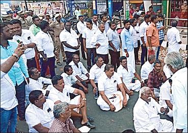 நாகர்கோவில் பாஜக அலுவலகம் முன்பு நேற்று சாலை மறியலில் ஈடுபட்ட காங்கிரஸ் கட்சியினருக்கும், பாஜகவினருக்கும் இடையே மோதல் ஏற்பட்டது. சம்பவத்தை கண்டித்து எம்.ஆர்.காந்தி எம்.எல்.ஏ. தலைமையில் சாலை மறியலில் ஈடுபட்ட பாஜகவினர்.