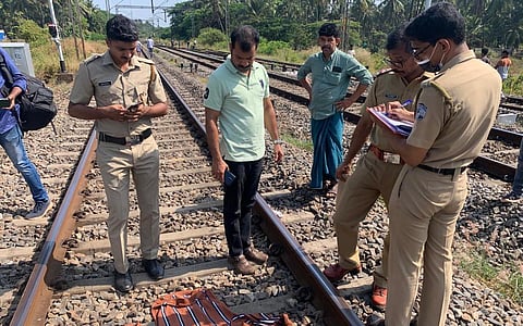 விசாரணை மேற்கொள்ளும் போலீஸார்