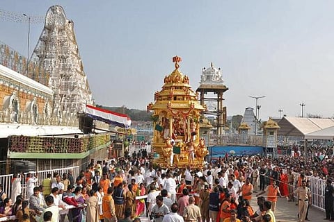 திருமலையில் தங்கத்தேரில் மலையப்ப சுவாமி ஊர்வலம் - ஆயிரக்கணக்கான பக்தர்கள் பங்கேற்பு