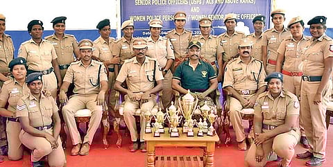 வெற்றி கோப்பைகளுடன் திருவண்ணாமலை மாவட்ட காவல் கண்காணிப்பாளர் கார்த்திகேயன் உள்ளிட்டோர்.