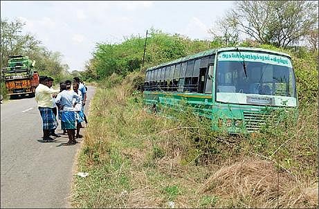 வந்தவாசி அடுத்த புலிவாய் கூட்டுச்சாலை அருகே சாலை யோர பள்ளத்தில் இறங்கி விபத்துக்குள்ளான அரசு பேருந்து.
