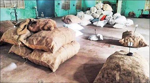 போச்சம்பள்ளி ஒழுங்குமுறை விற்பனைக் கூடத்தில், ‘இ-நாம்’ முறையில் விற்பனை செய்ய வைக்கப்பட்டிருந்த கொப்பரை தேங்காய் மூட்டைகள்.