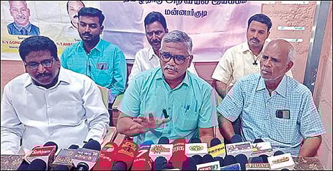 மன்னார்குடியில் நேற்று செய்தியாளர்களை சந்தித்த தமிழ்நாடு அறிவியல் இயக்கத்தின் மாநில துணைத் தலைவர் வ.சேதுராமன் மற்றும் நிர்வாகிகள்.