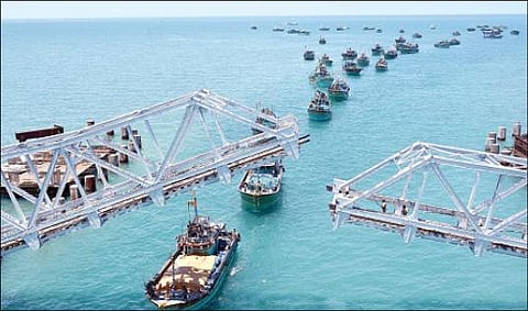 பாம்பன் தூக்குப் பாலத்தைக் கடந்து செல்லும் விசைப்படகுகள்.