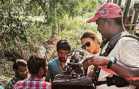 ஐஸ்வர்யா ரஜினிகாந்த் மற்றும் படக்குழுவினர்