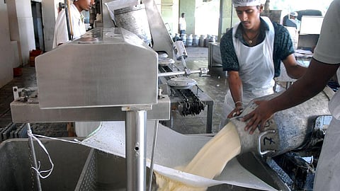 தனியார் பால் விலை உயர்வை அரசு கட்டுப்படுத்த வேண்டும்: அன்புமணி வலியுறுத்தல்