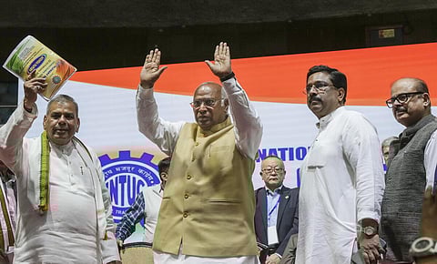 ராகுல் காந்தி தகுதியிழப்பு - மத்திய அரசு இரட்டை நிலை என கார்கே குற்றச்சாட்டு