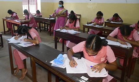 சென்னையில் தேர்வு எழுதிய மாணவர்கள்