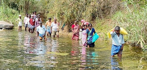 சிகரமானப்பள்ளி ரேஷன் கடையில் இருந்து பொருட்களை வாங்கி கொண்டு ஆற்றில் ஆபத்தான முறையில் இறங்கி செல்லும் தோட்டக்கணவாய் கிராம மக்கள் | கோப்புப் படம்