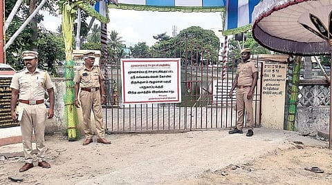 சென்னை மூவரசம்பட்டு குளத்தில் நடைபெற்ற தீர்த்தவாரியில் 5 பேர் உயிரிழந்ததையடுத்து, அந்த குளம் மூடப்பட்டு பொதுமக்கள் செல்ல தடை விதித்து போலீஸ் பாதுகாப்பு போடப்பட்டுள்ளது. மேலும் சர்வ மங்கள தேவி சமேத தர்மலிங்கேஸ்வரர் கோயிலில் பொதுமக்கள் தரிசனம் நிறுத்தப்பட்டுள்ளது.படம்: எம்.முத்துகணேஷ்