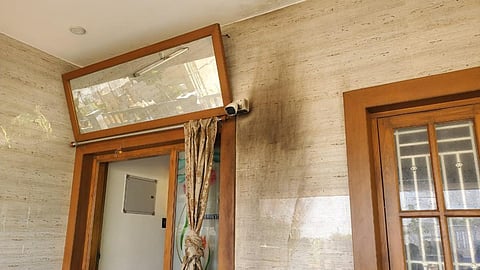 கரூர் அருகே நிதி நிறுவன உரிமையாளர் வீட்டில் பெட்ரோல் குண்டுவீச்சு: 3 பேர் கைது