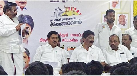 திருப்பத்தூரில் திமுக நிர்வாகிகள் ஆலோசனை கூட்டம் மாவட்ட செயலாளர் தேவராஜ் தலைமையில் நேற்று நடைபெற்றது. இதில் பேசும் அவை தலைவர் ஸ்ரீதர். படம்: ந.சரவணன்.