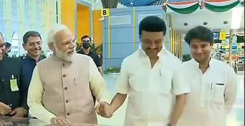 முதல்வர் ஸ்டாலினின் கையைப் பிடித்து சிரித்துப் பேசிய பிரதமர் மோடி