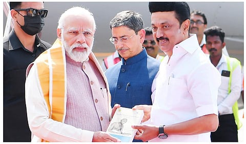 சென்னை வந்த பிரதமரை புத்தகம் பரிசு அளித்து வரவேற்ற முதல்வர் ஸ்டாலின்
