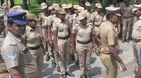 கோயில் திருவிழாவில் இரு சமூகத்தினர் இடையே பிரச்சினை - விழுப்புரம் அருகே கிராமத்தில் பலத்த போலீஸ் பாதுகாப்பு