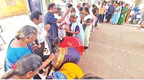 சித்தலம்பட்டு அரசுப் பள்ளியில் 37 ஆண்டுகளுக்கு முன்பு படித்த மாணவர்கள் தங்களுக்கு பாடம் சொல்லிக் கொடுத்த ஆசிரியர்களின் பாதங்களை குடும்பத்துடன் தொட்டு வணங்கி மரியாதை செய்தனர்.