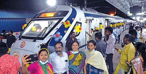 கோவையில் வந்தே பாரத் ரயிலில் ஏறுவதற்கு முன்செல்ஃபி எடுத்துக்கொண்ட பயணிகள். | படங்கள்: ஜெ.மனோகரன் |