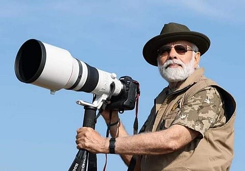 பந்திப்பூரில் விலங்குகளை பைனாகுலரில் பார்த்த பிரதமர் நரேந்திர மோடி