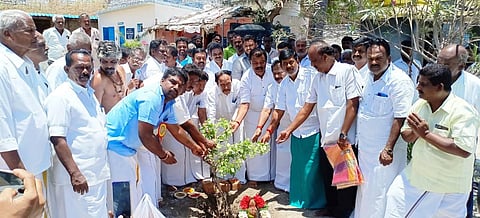 பர்கூர் ஜெகதேவி சாலையில் உள்ள ஸ்ரீ பாலமுருகன் கோயில் அருகே பயணிகள் நிழற்கூடம் கட்டுவதற்கான பணியை பூமி பூஜை செய்து, அதிமுக எம்பி தம்பிதுரை தொடங்கி வைத்தார்.