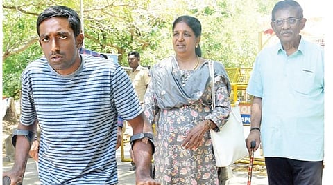 ராமநாதபுரம் ஆட்சியர் அலுவலகத்துக்கு பெற்றோருடன் வந்த ஸ்ரீ ராம் ஸ்ரீ நிவாஸ்.