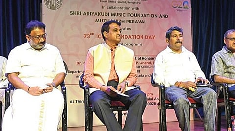 இந்திய கலாச்சார உறவின் மையத்தின் 73-வது நிறுவன நாள் விழாவில் சுற்றுலா மற்றும் பண்பாட்டு துறையின் செயலர் சந்திரமோகன் சிறப்பு விருந்தினராக பங்கேற்றார். உடன் (இடமிருந்து) ஐ.சி.சி.ஆர். திட்ட இயக்குநர் அய்யனார், முத்தமிழ்ப்பேரவை தலைவர் குணாநிதி அமிர்தம், தமிழ்நாடு மற்றும் புதுச்சேரியின் பிரின்ஸிபல் அக்கவுண்டன்ட் ஜெனரல் கே.பி.ஆனந்த் ஐ.ஏ.எஸ்., ஐக்கிய நாடுகள் சபையின் இந்திய தூதர் (ஓய்வு) திருமூர்த்தி, அரியக்குடி மியூசிக் ஃபவுண்டேஷன் தலைவர் ஜி.சந்திரசேகர் உள்ளிட்டோர். படம்: ம.பிரபு