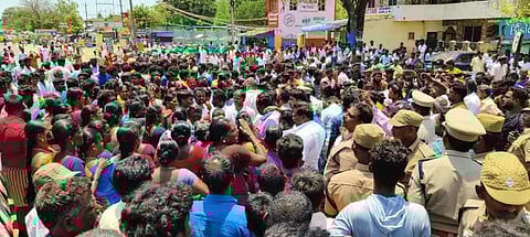 ராமேஸ்வரத்தில் நடைபெற்ற மீனவர்கள் நடத்திய சாலை மறியல் போராட்டம்.