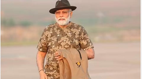 திருப்பூரில் தயாரிக்கப்பட்ட கேமோஃபிளாஜ் டீ-சர்ட்டில் பிரதமர் நரேந்திர மோடி. (கோப்புப் படம்)