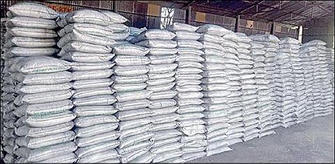 சிவகங்கை ஆலையில் தேங்கியுள்ள கிராபைட் மூட்டைகள்.