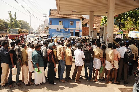 பெட்ரோல் நிலையங்களில் பாட்டிலில் எரிபொருள் வழங்க கேரளாவில் தடை