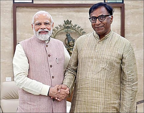 பிரதமர் நரேந்திர மோடியுடன் சித்ரவீணை ரவிகிரண்.