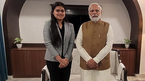 பிரதமர் நரேந்திர மோடியுடன் சிறுமி தனிஷ்கா