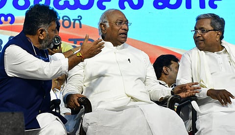 கர்நாடகாவில் கார்கே முதல்வராக டி.கே.சிவகுமார் ஆதரவு - சித்தராமையாவுக்கு ‘செக்’ வைக்க முயற்சியா?