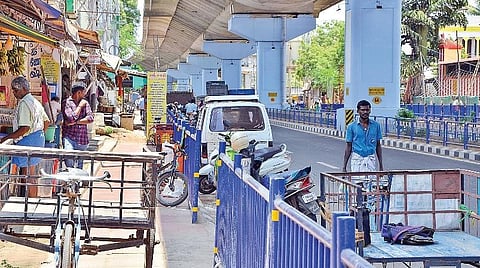 பாதசாரிகள் நடந்து செல்ல முடியாத வகையில் நடைமேடையை ஆக்கிரமித்துள்ளகடைகள், வாகனங்கள். படங்கள்: நா.தங்கரத்தினம்