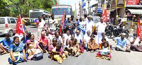 மதுரையில் பேருந்தில் இருந்து குதித்து பெண் தற்கொலை: கிராம வார்டு கவுன்சிலர், துணைத் தலைவர் மீது வழக்கு