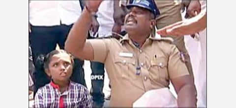 மகளுடன் தர்ணாவில் ஈடுபட்ட தலைமை காவலர் கோதண்டராமன்.