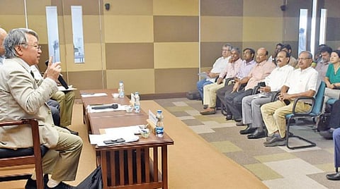 கோவை தொழில்துறையினருடனான கலந்துரையாடல் கூட்டத்தில் நேற்று பேசிய ஜப்பான் துணைத்தூதர் தாகா மசாயூகி. படம்: ஜெ.மனோகரன்