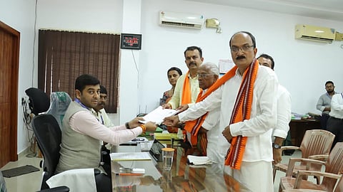 தேர்தலில் போட்டியிட வேட்பு மனு தாக்கல் செய்யும் வேட்பாளர்