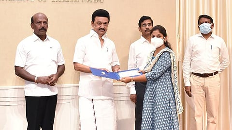 பணியின்போது உயிரிழந்த 13 அரசு மருத்துவர்கள் குடும்பத்துக்கு ரூ.8.50 கோடி நிதி: வாரிசுகளிடம் முதல்வர் ஸ்டாலின் வழங்கினார்