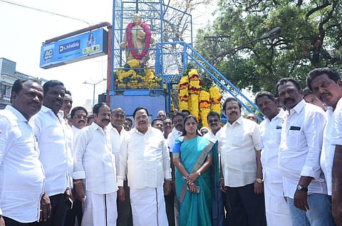 அம்பேத்கர் பிறந்தநாளையொட்டி, வேலூர் மக்கான் சிக்னல் பகுதியில் உள்ள அம்பேத்கர் சிலைக்கு அமைச்சர் துரைமுருகன் தலைமையில் நாடாளுமன்ற உறுப்பினர் கதிர் ஆனந்த் உள்ளிட்ட திமுகவினர் மாலை அணிவித்து மரியாதை செலுத்தினர். படம்: வி.எம்.மணிநாதன்