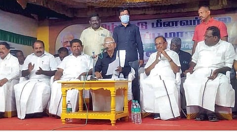 புதுக்கோட்டை மாவட்டம் ஜெகதாப்பட்டினத்தில் நேற்று இரவு நடைபெற்ற மாநில மீனவர் நல பாதுகாப்பு மாநாட்டு பொதுக்கூட்டத்தில் பேசிய தி.க தலைவர் கி.வீரமணி. உடன் அமைச்சர்கள் அனிதா ராதாகிருஷ்ணன், எஸ்.ரகுபதி, சிவ.வீ.மெய்யநாதன் உள்ளிட்டோர்.